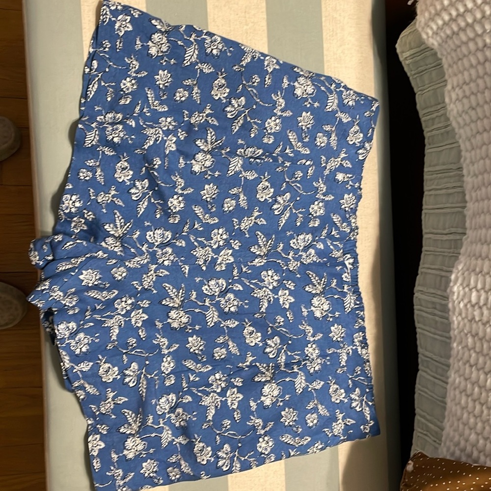 Blue and white floral shorts w/ pockets. Loft. Size XL. Never worn.